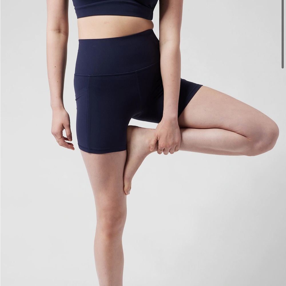 Like new! Athleta Salutation Stash Shorts 5”
